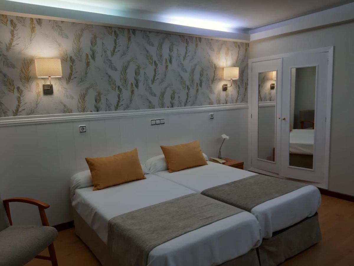 א-קורוניה Hotel Almirante מראה חיצוני תמונה